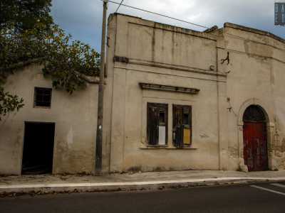 Sulla sinistra dell�entrata si trova poi un ingresso pi� piccolo, sormontato da una finestrella e da un frontone da cui pendono dei rami di fico. Conduce all�interno della cappella
